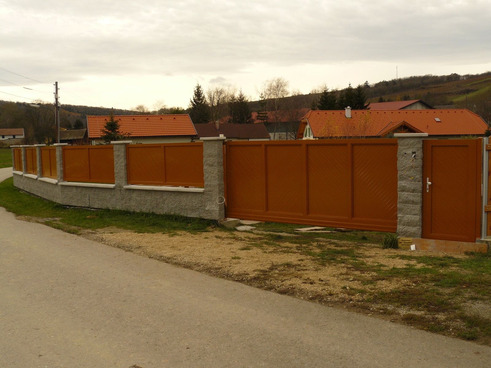 Pero-drážkový profil