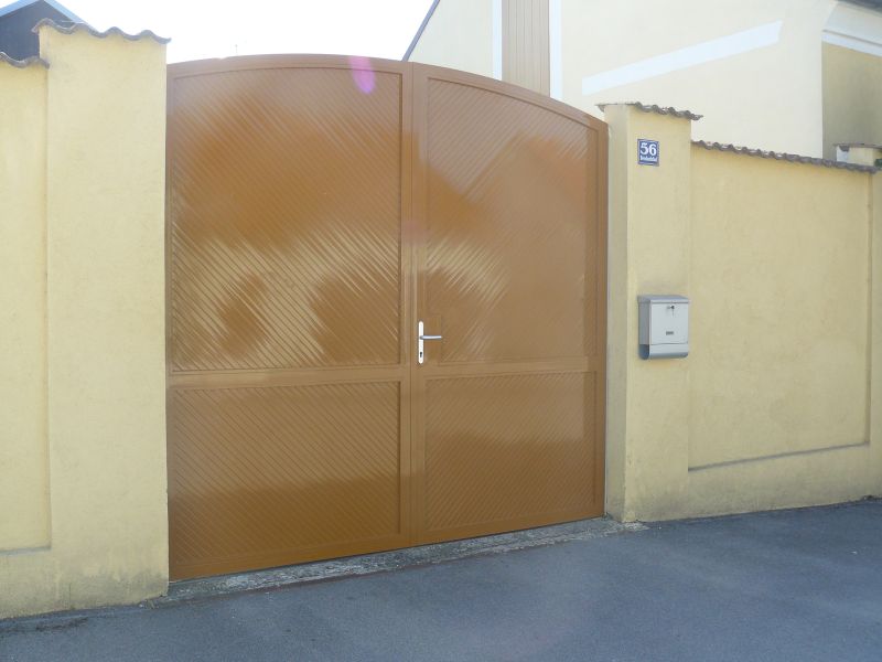 Pero-drážkový profil