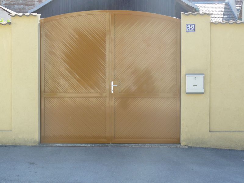 Pero-drážkový profil